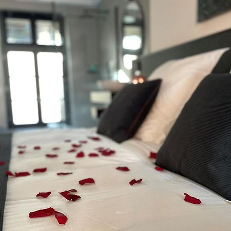 Ennea - Jacuzzi & Luxury Suites (Adults Only) Perpignan Exteriör bild