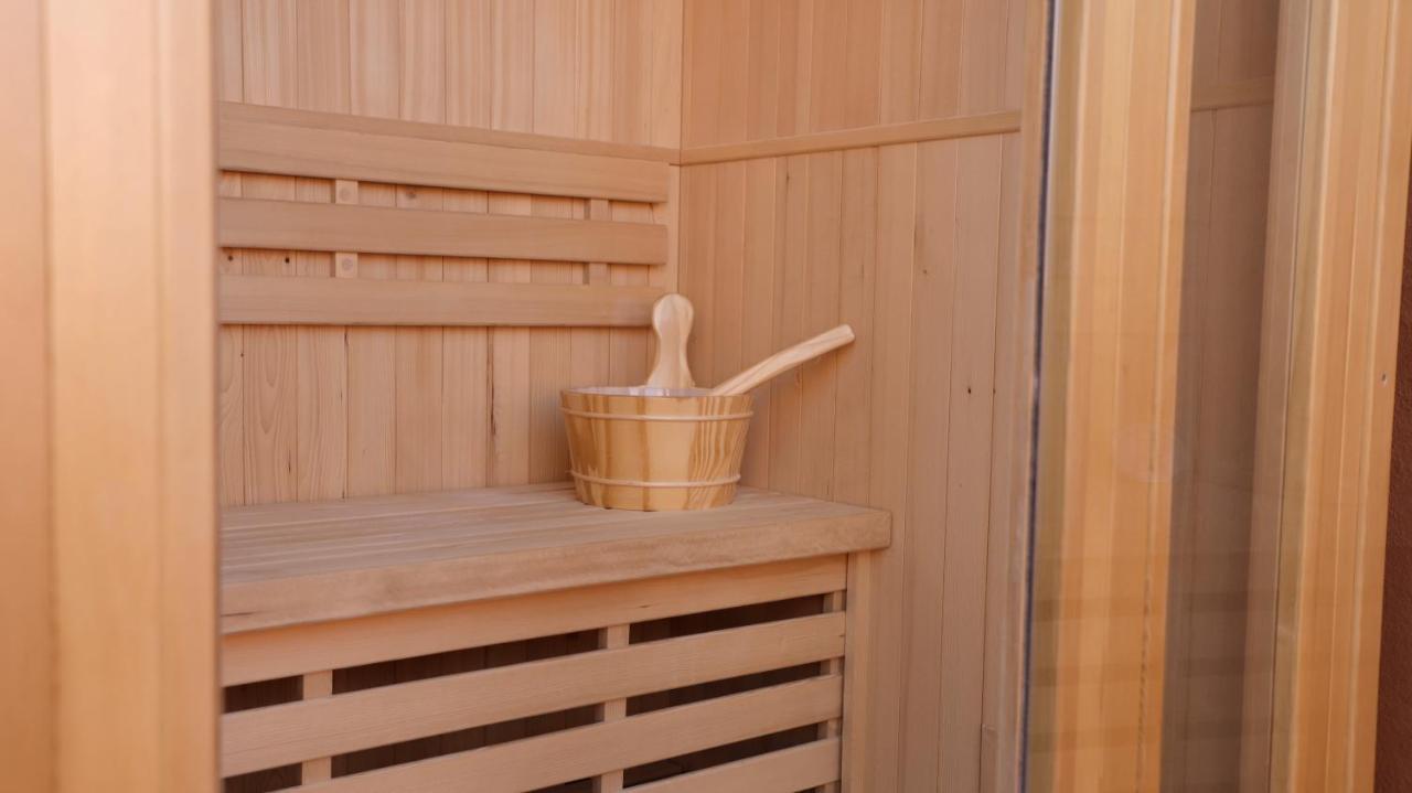 Ennea - Jacuzzi & Luxury Suites (Adults Only) Perpignan Exteriör bild