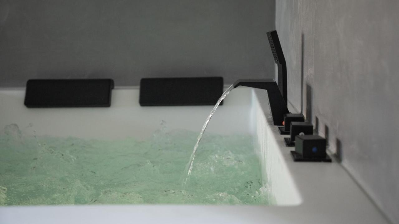 Ennea - Jacuzzi & Luxury Suites (Adults Only) Perpignan Exteriör bild
