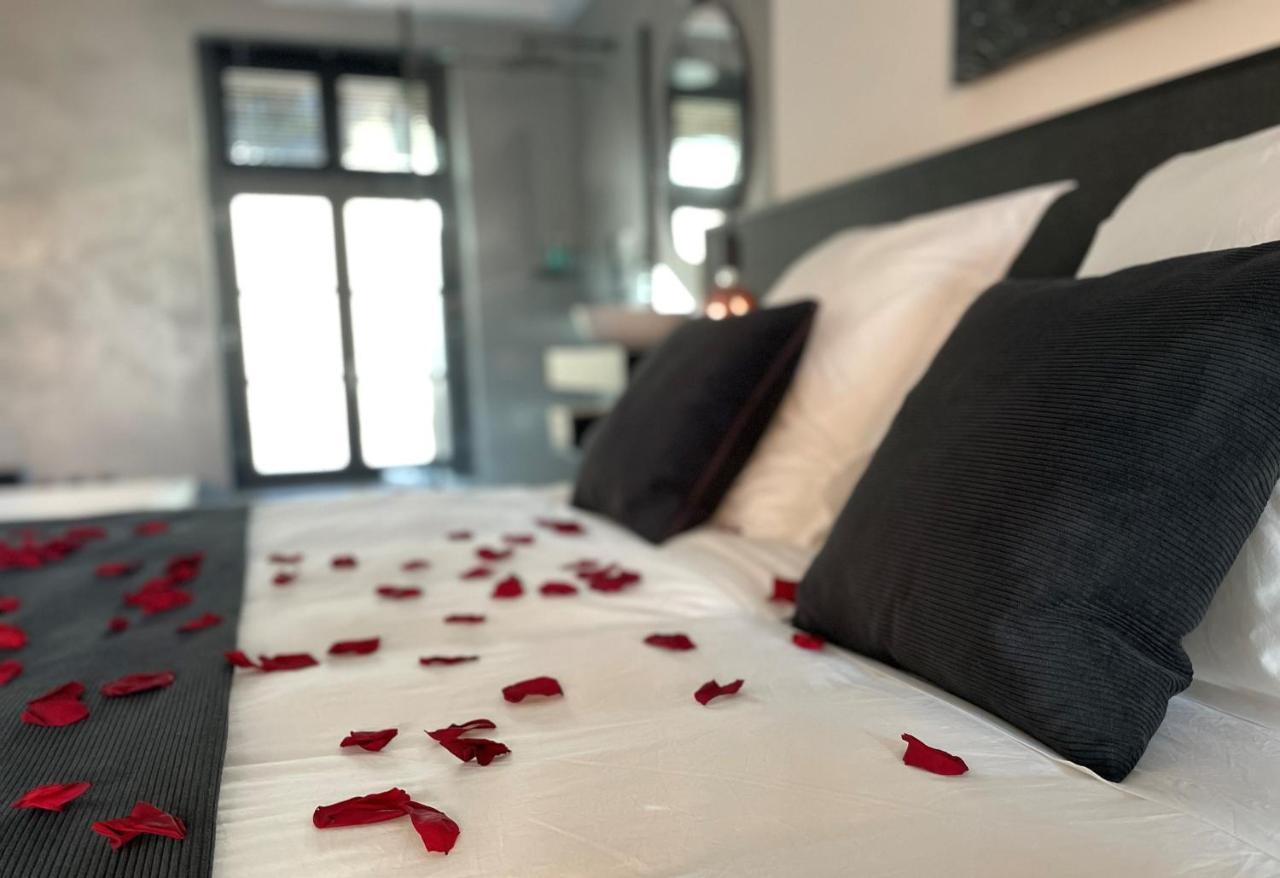 Ennea - Jacuzzi & Luxury Suites (Adults Only) Perpignan Exteriör bild